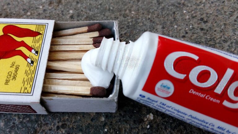 Read more about the article ٹوتھ پیسٹ کے 3  حیران کن استعمال